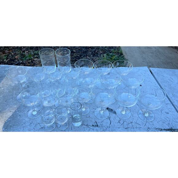 Vintage Etched Crystal Glassware Lot – Coupes & Stems - Picture 13 of 14